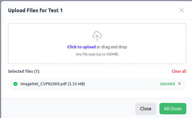 Dialogfeld zum Hochladen von Dateien für „Test 1“ mit einem Drag-and-Drop-Bereich und einer Liste ausgewählter Dateien, einschließlich „ImageNet_CVPR2009.pdf“, mit „Schließen“- und „Alles fertig“-Schaltflächen.